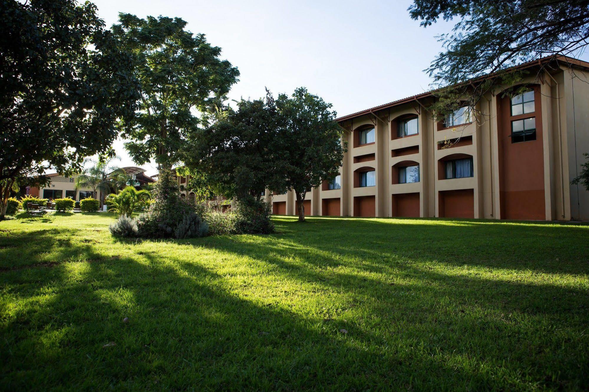 M'Kango Golfview Hotel Lusaka Exteriör bild